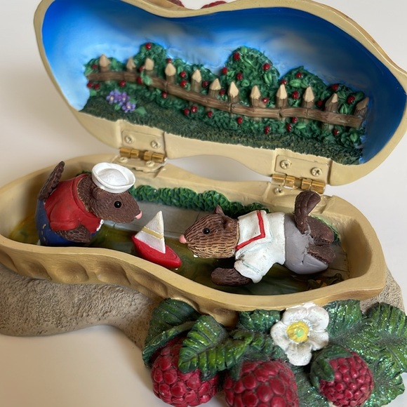Vintage‎ In a Nutshell Peanut Shaped box  by Jill Trenholm 2000 by Mari - Picture 3 of 7